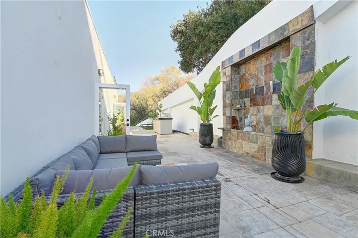 3952 Oakfield Drive, Sherman Oaks, California 91423