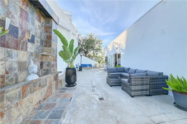 3952 Oakfield Drive, Sherman Oaks, California 91423