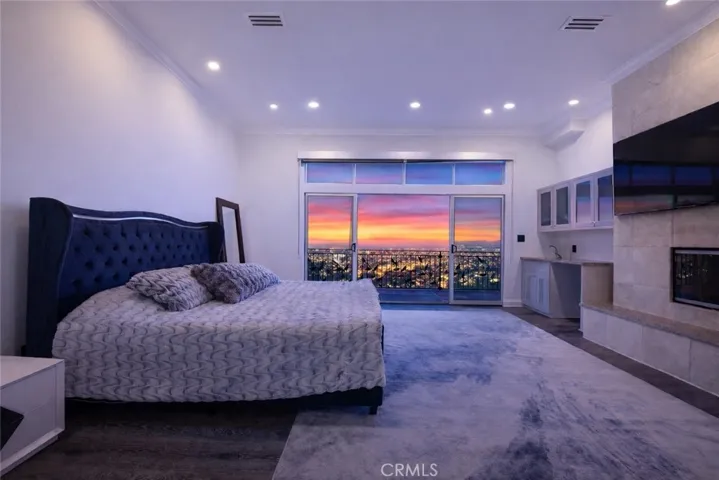 3952 Oakfield Drive, Sherman Oaks, California 91423