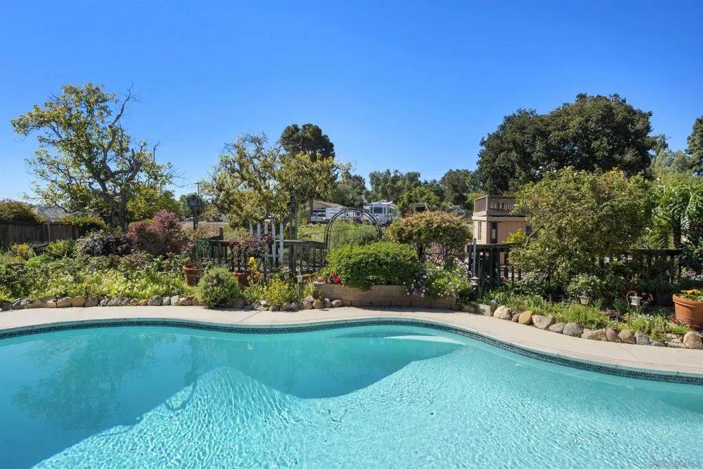 4617 Schaumberg Pl, Bonita, California 91902 home-pic-40