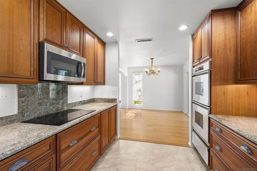 4617 Schaumberg Pl, Bonita, California 91902 home-pic-12