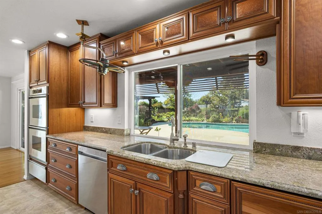 4617 Schaumberg Pl, Bonita, California 91902 home-pic-14