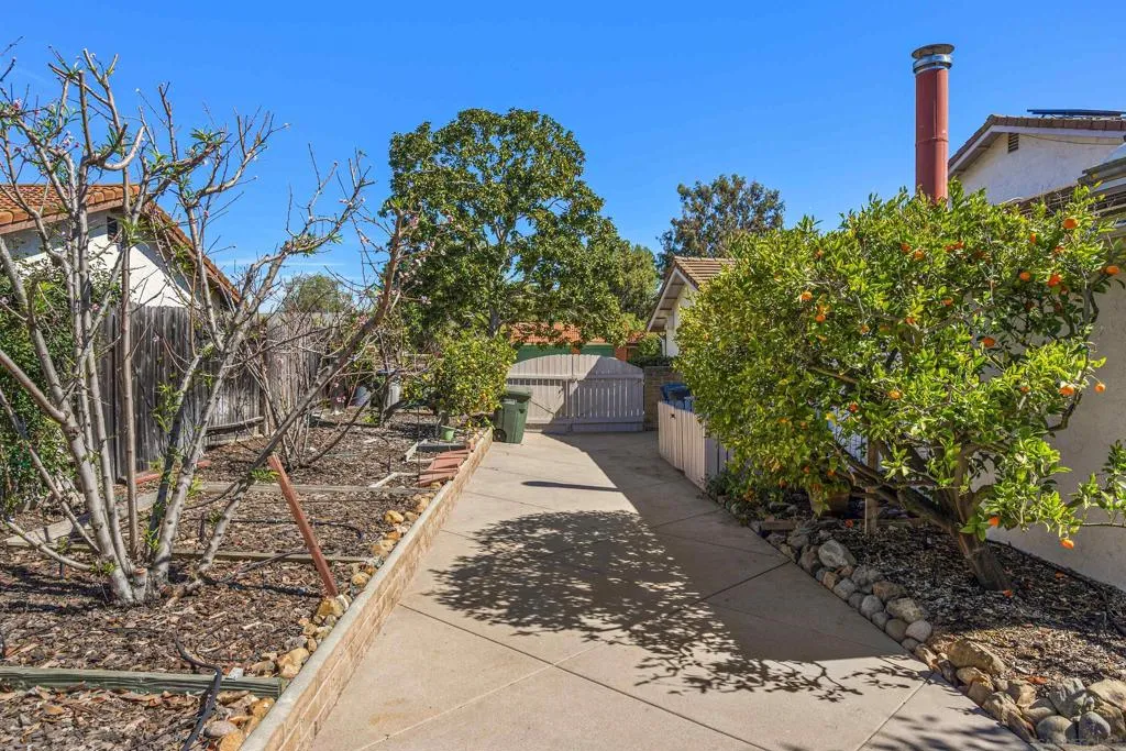 4617 Schaumberg Pl, Bonita, California 91902 home-pic-46