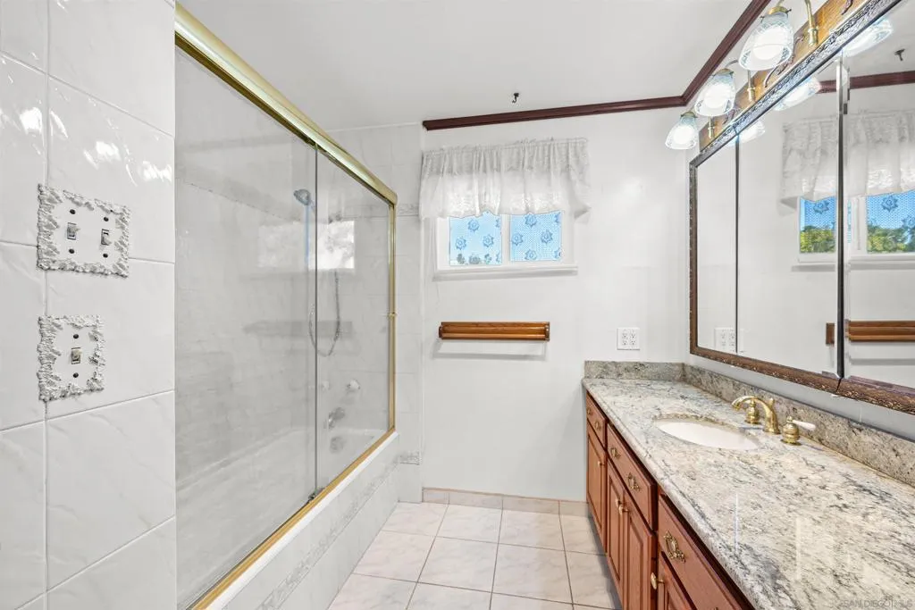 4617 Schaumberg Pl, Bonita, California 91902 home-pic-32