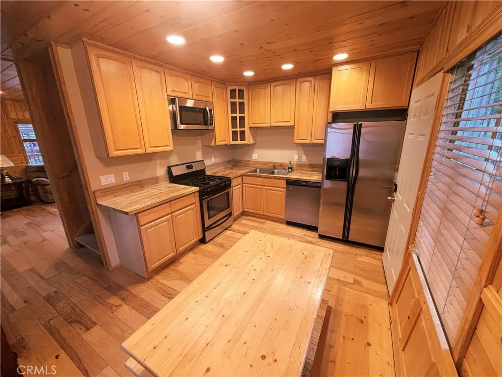 33308 Iris Drive, Green Valley Lake, California 92341 home-pic-7