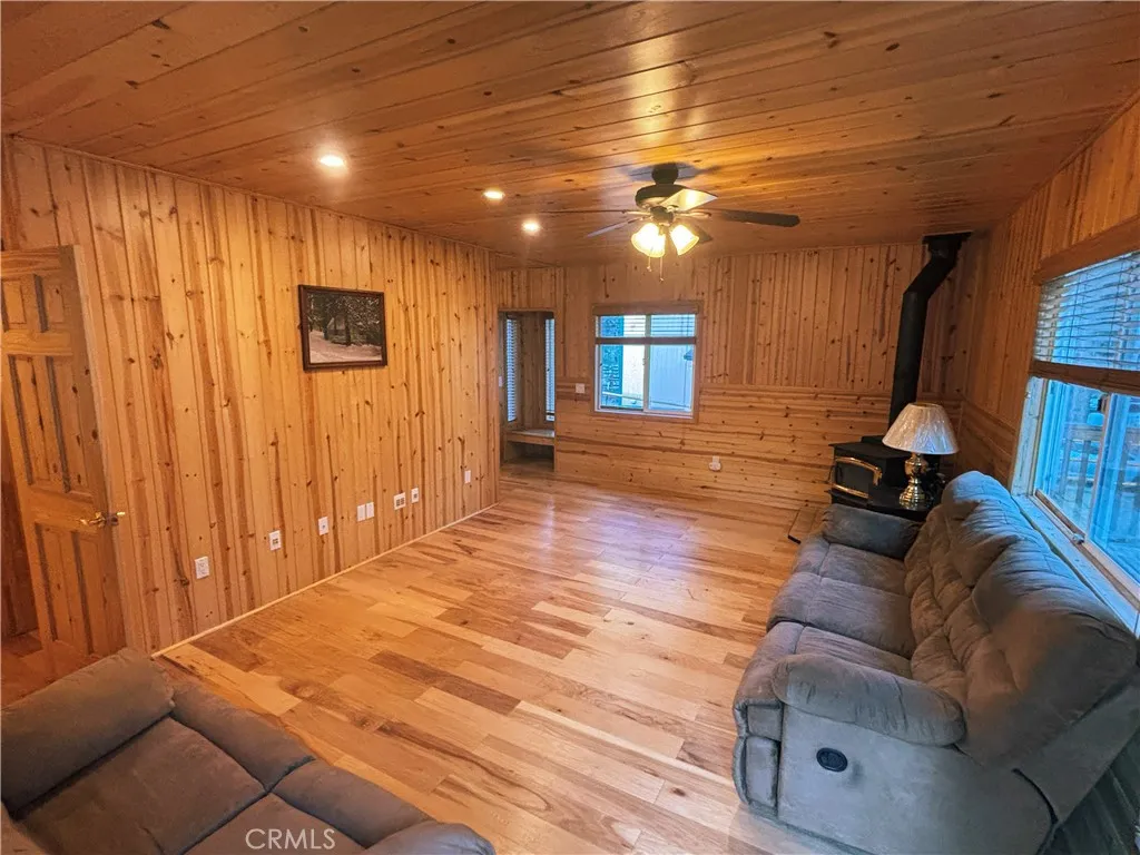 33308 Iris Drive, Green Valley Lake, California 92341 home-pic-3