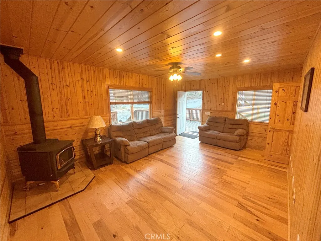 33308 Iris Drive, Green Valley Lake, California 92341 home-pic-2