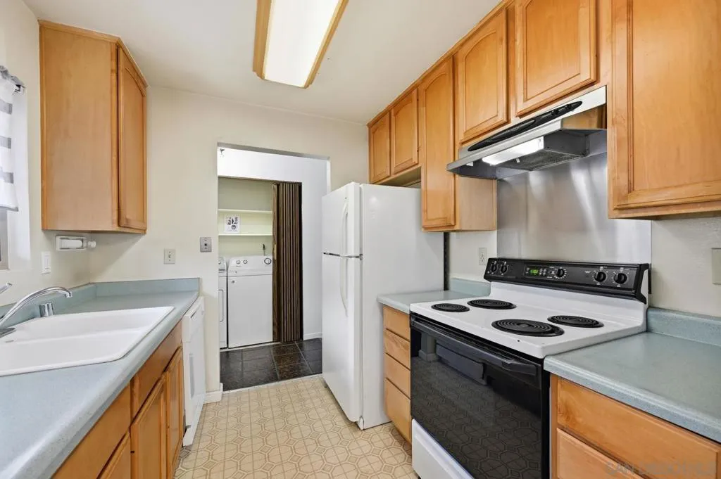 2530 Clairemont Dr 303, San Diego, California 92117 home-pic-6