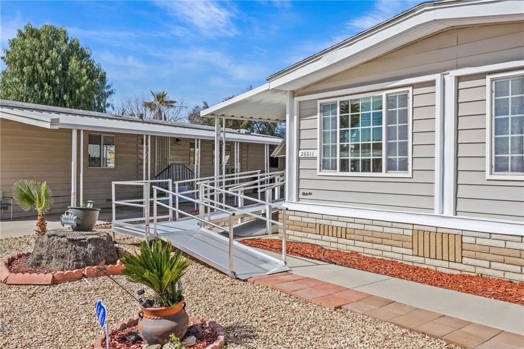 26011 Kentia Palm Dr, Homeland, California 92548 home-pic-3