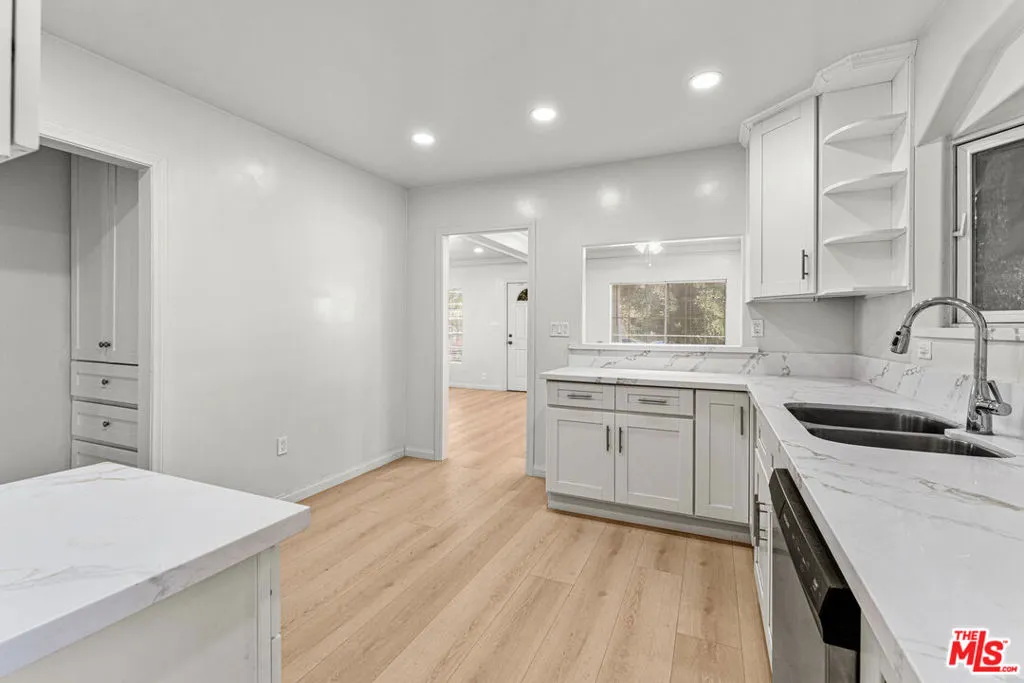 854 W 64th Street, Los Angeles, California 90044 home-pic-5