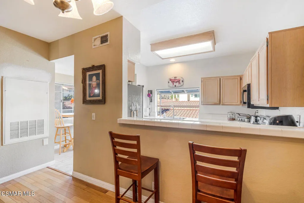 5782 Oak Bank Trail 103, Oak Park, California 91377 home-pic-4
