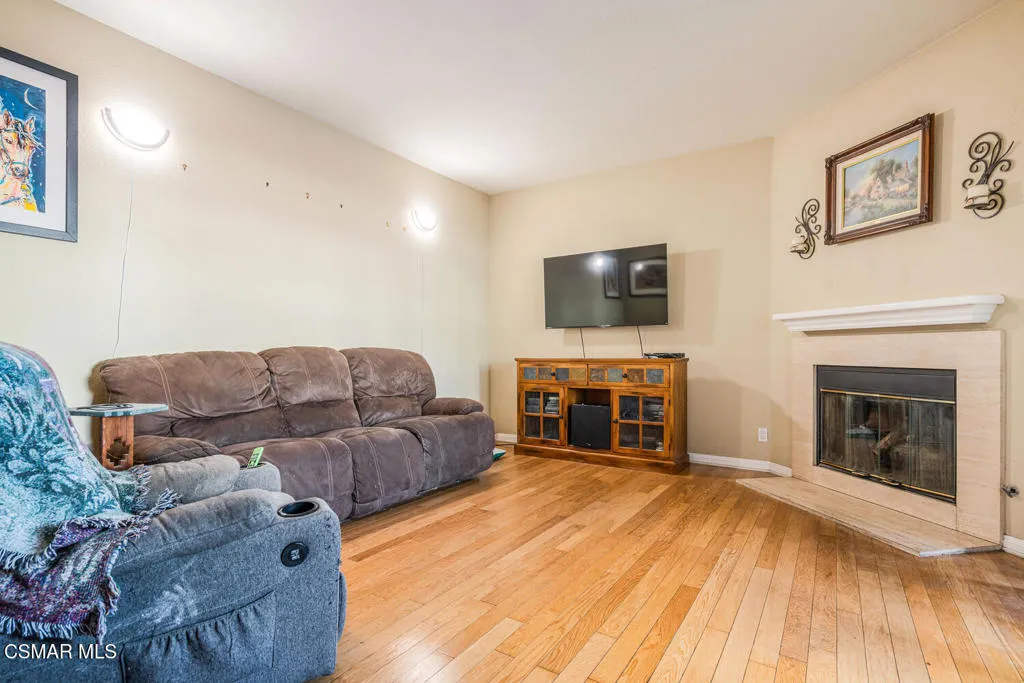 5782 Oak Bank Trail 103, Oak Park, California 91377 home-pic-1