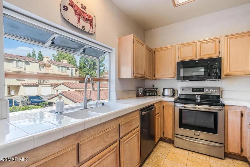 5782 Oak Bank Trail 103, Oak Park, California 91377 home-pic-3