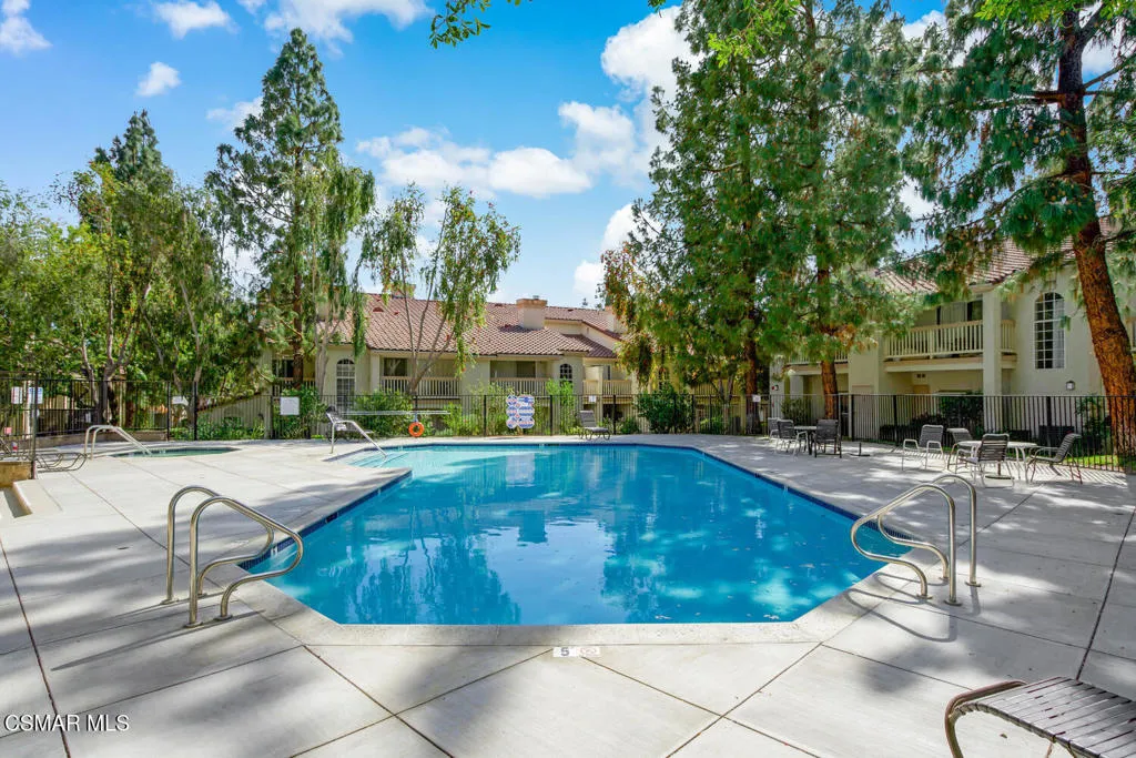 5782 Oak Bank Trail 103, Oak Park, California 91377 home-pic-24