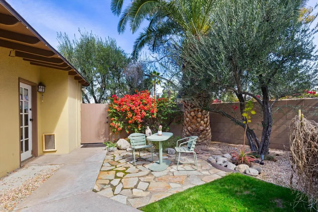 1387 E Verbena Drive, Palm Springs, California 92262 home-pic-33