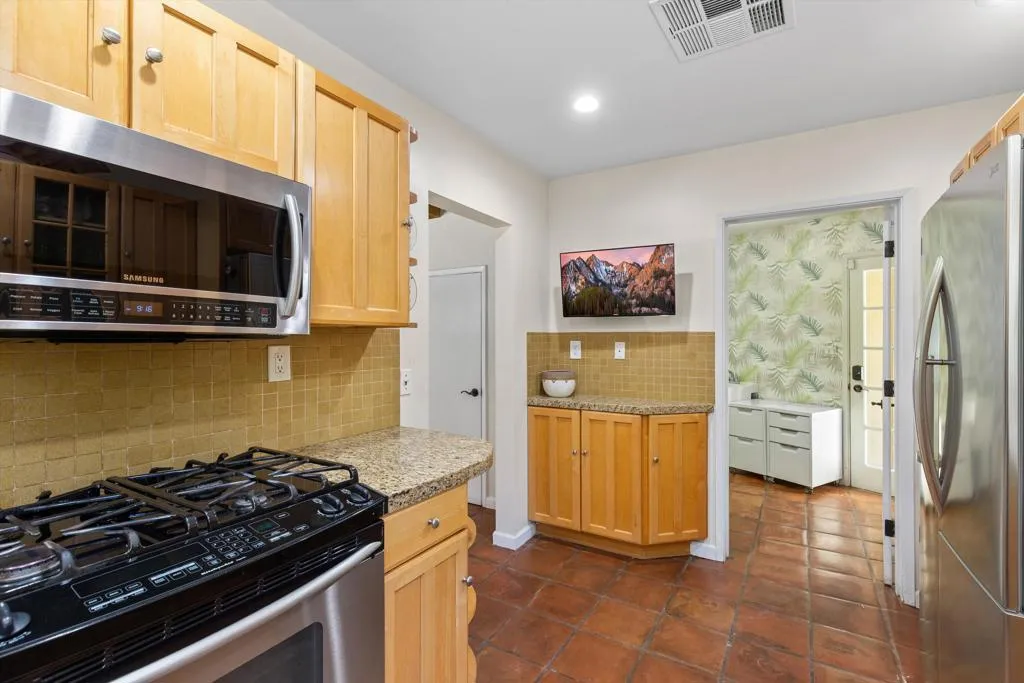 1387 E Verbena Drive, Palm Springs, California 92262 home-pic-18