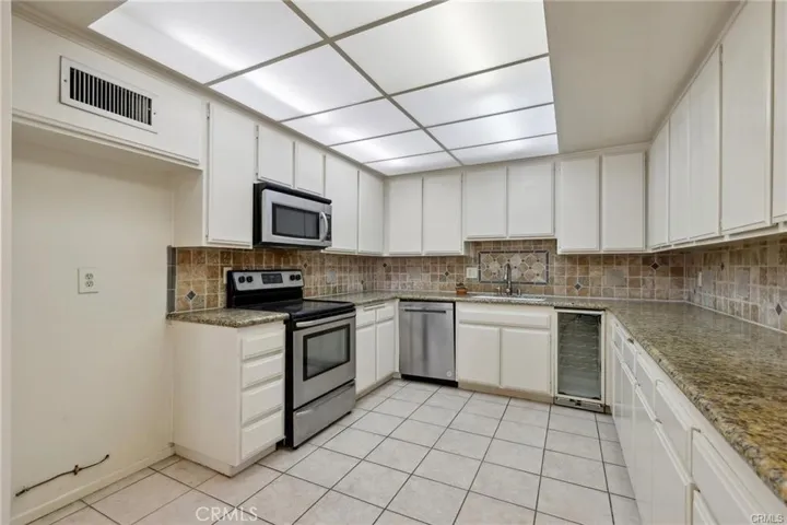 Kitchen direct access from the garage