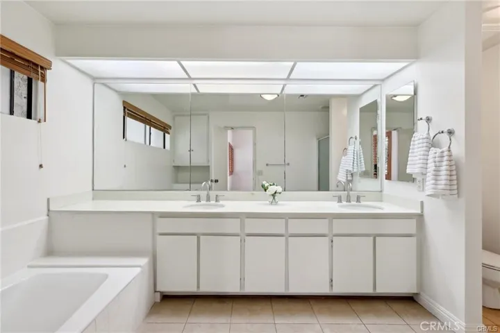 Master bath with tub