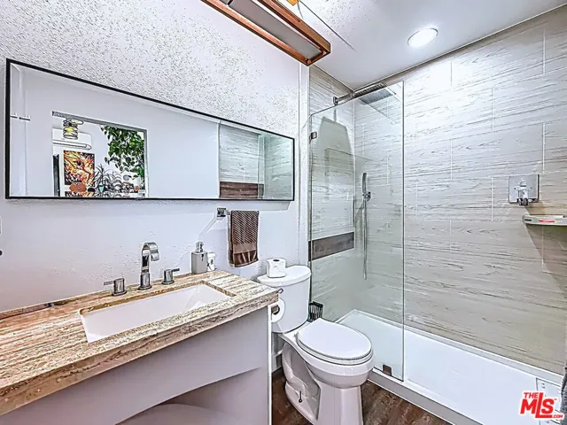 Back unit bathroom, digitally