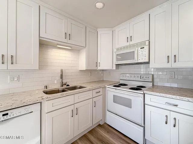 bLiving Kitchen and Dining8