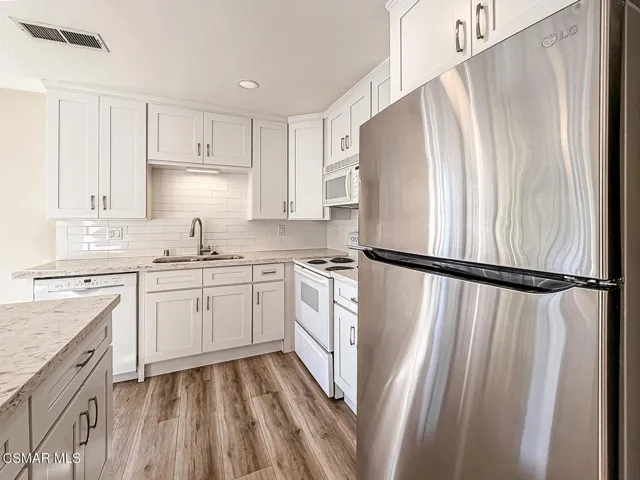 bLiving Kitchen and Dining7