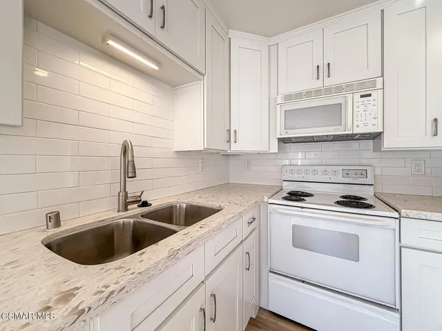bLiving Kitchen and Dining9