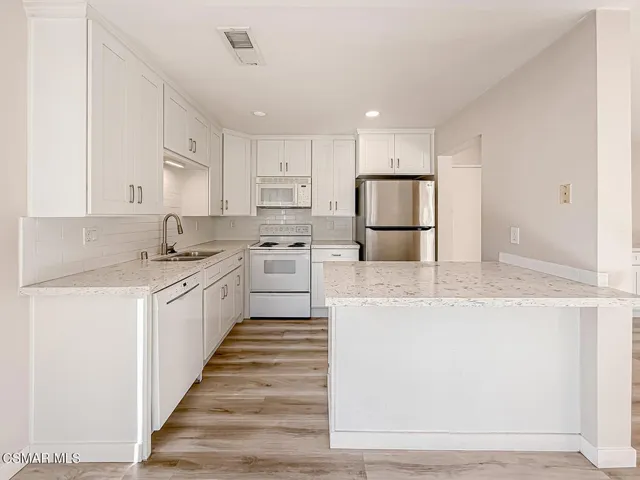 bLiving Kitchen and Dining6