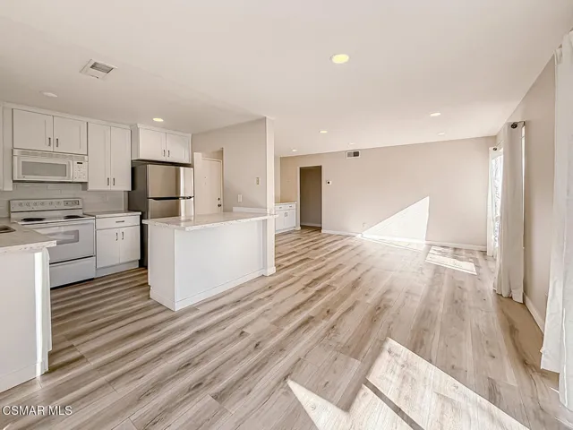 bLiving Kitchen and Dining5