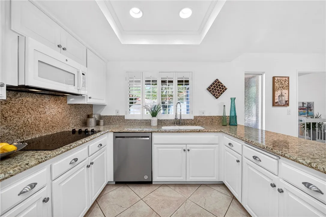 680 Via Zapata, Riverside, California 92507 home-pic-18