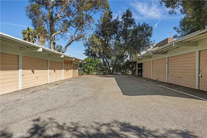 Detached garage