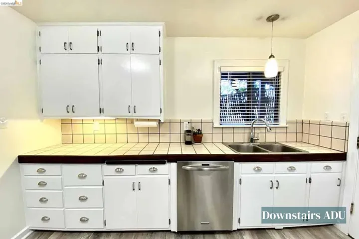 Downstairs Unit - Kitchen