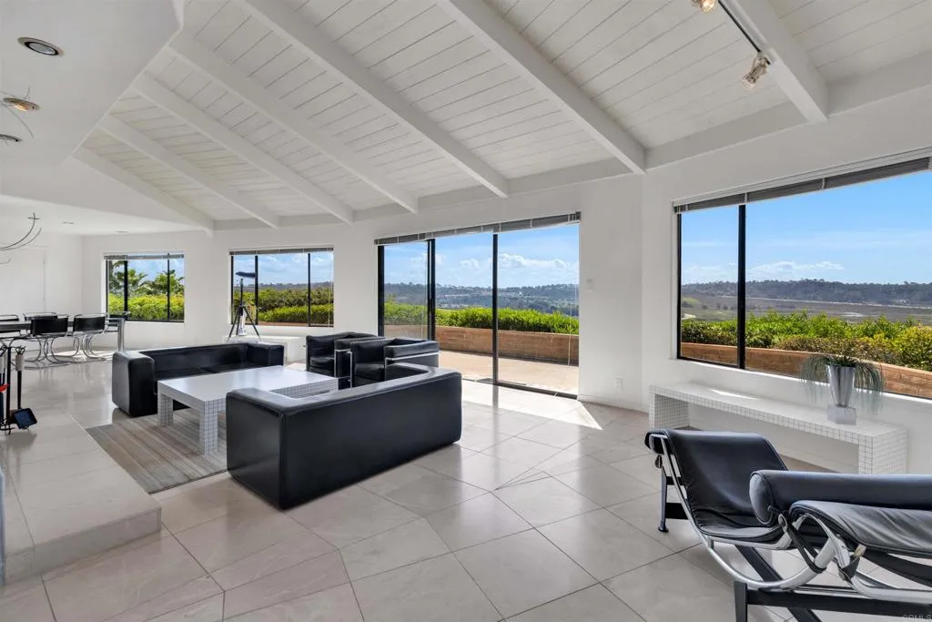 4594 Vista De La Patria, Del Mar, California 92014 home-pic-12