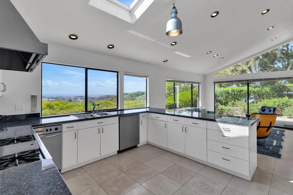 4594 Vista De La Patria, Del Mar, California 92014 home-pic-18