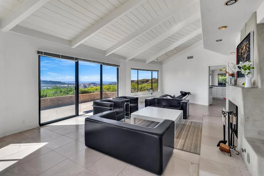 4594 Vista De La Patria, Del Mar, California 92014 home-pic-13
