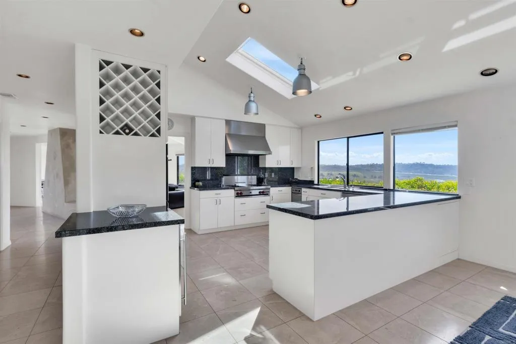 4594 Vista De La Patria, Del Mar, California 92014 home-pic-15