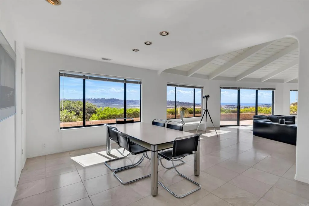 4594 Vista De La Patria, Del Mar, California 92014 home-pic-14