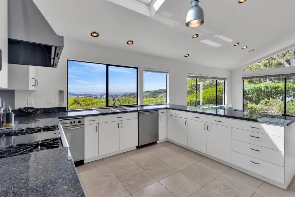 4594 Vista De La Patria, Del Mar, California 92014 home-pic-16
