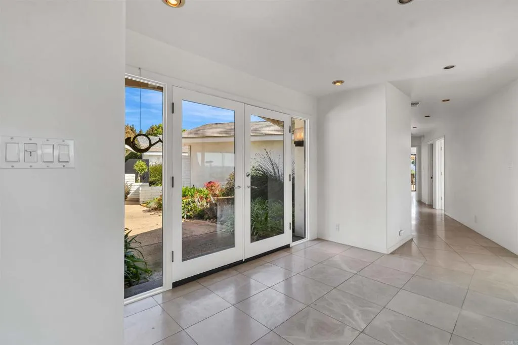 4594 Vista De La Patria, Del Mar, California 92014 home-pic-10