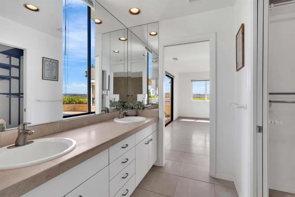 4594 Vista De La Patria, Del Mar, California 92014 home-pic-24