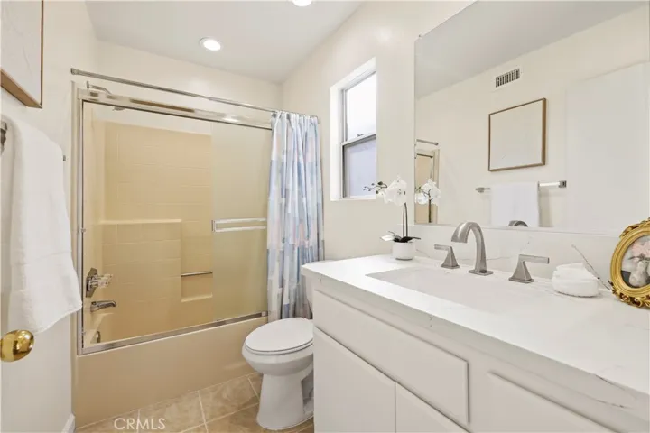 Private en-suite bathroom.