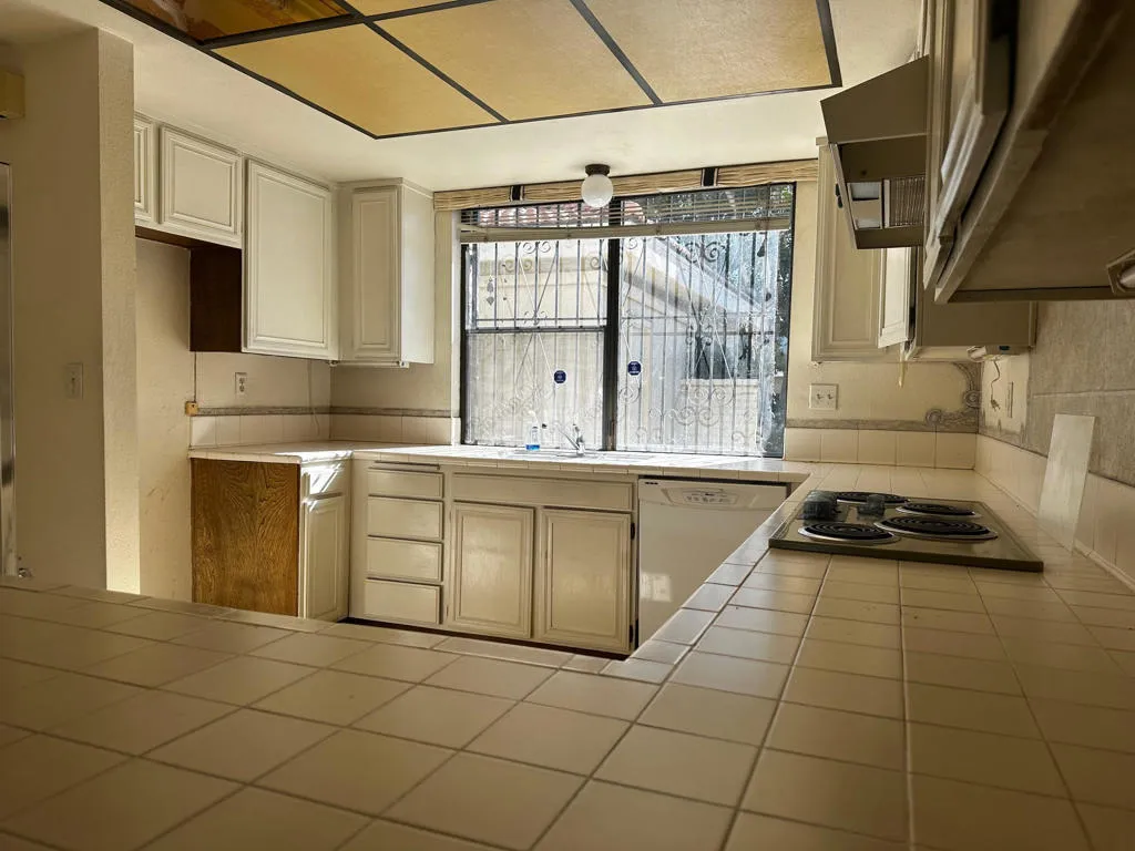 2466 E Oakcrest Drive, Palm Springs, California 92264 home-pic-8