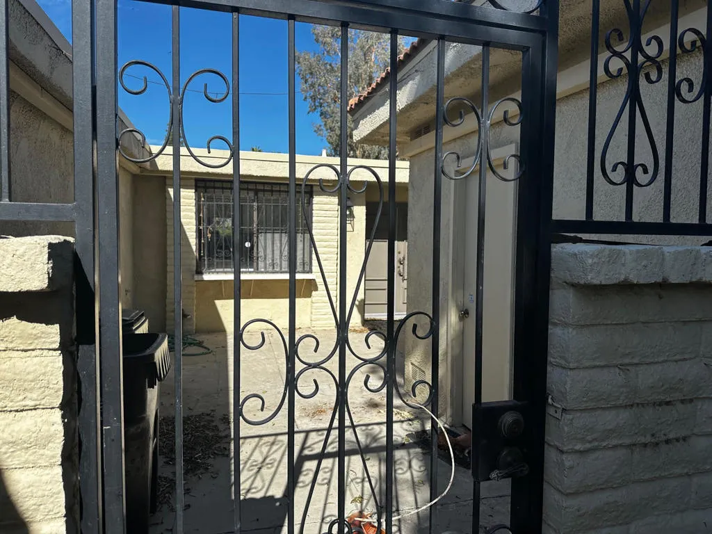 2466 E Oakcrest Drive, Palm Springs, California 92264 home-pic-3