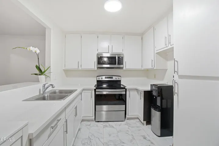 Saratoga-kitchen-2