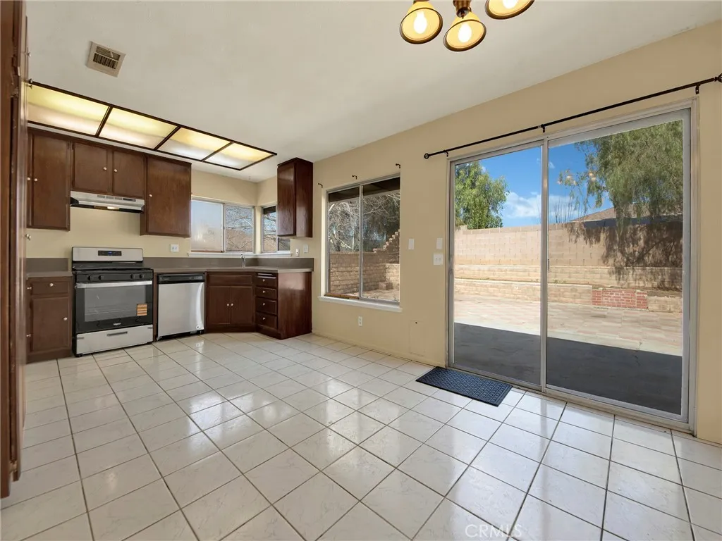 1703 E Avenue R3, Palmdale, California 93550 home-pic-9