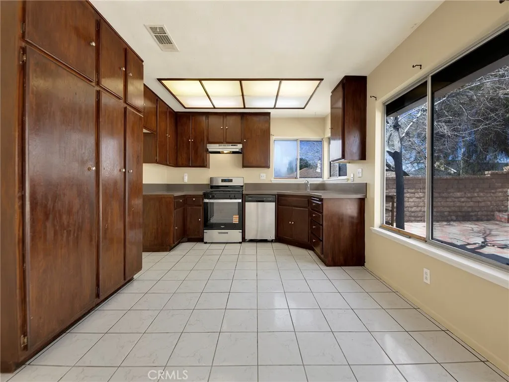 1703 E Avenue R3, Palmdale, California 93550 home-pic-11