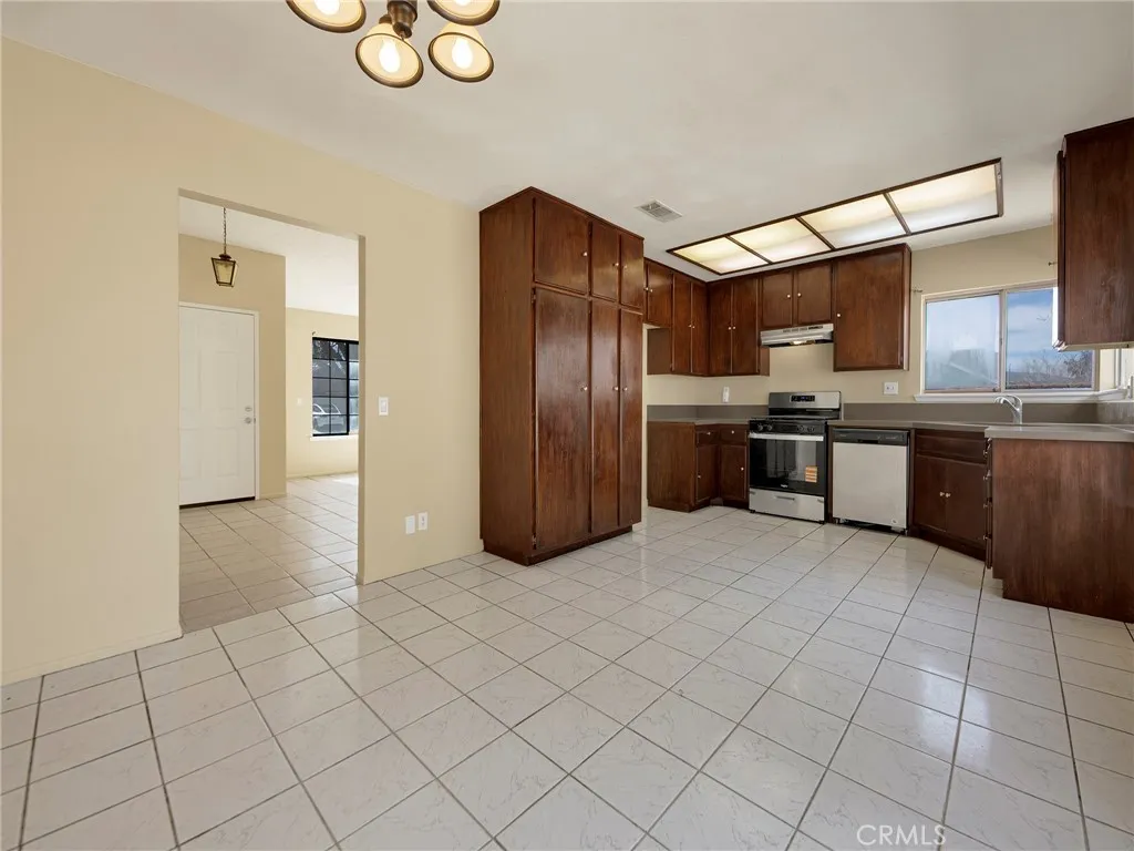1703 E Avenue R3, Palmdale, California 93550 home-pic-10