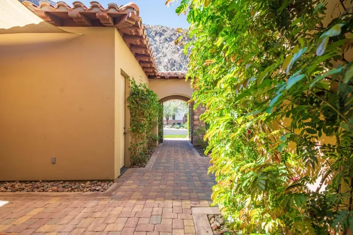 Outdoor Foyer