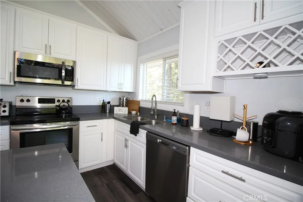 30904 Live Oak Drive, Running Springs, California 92382 home-pic-3