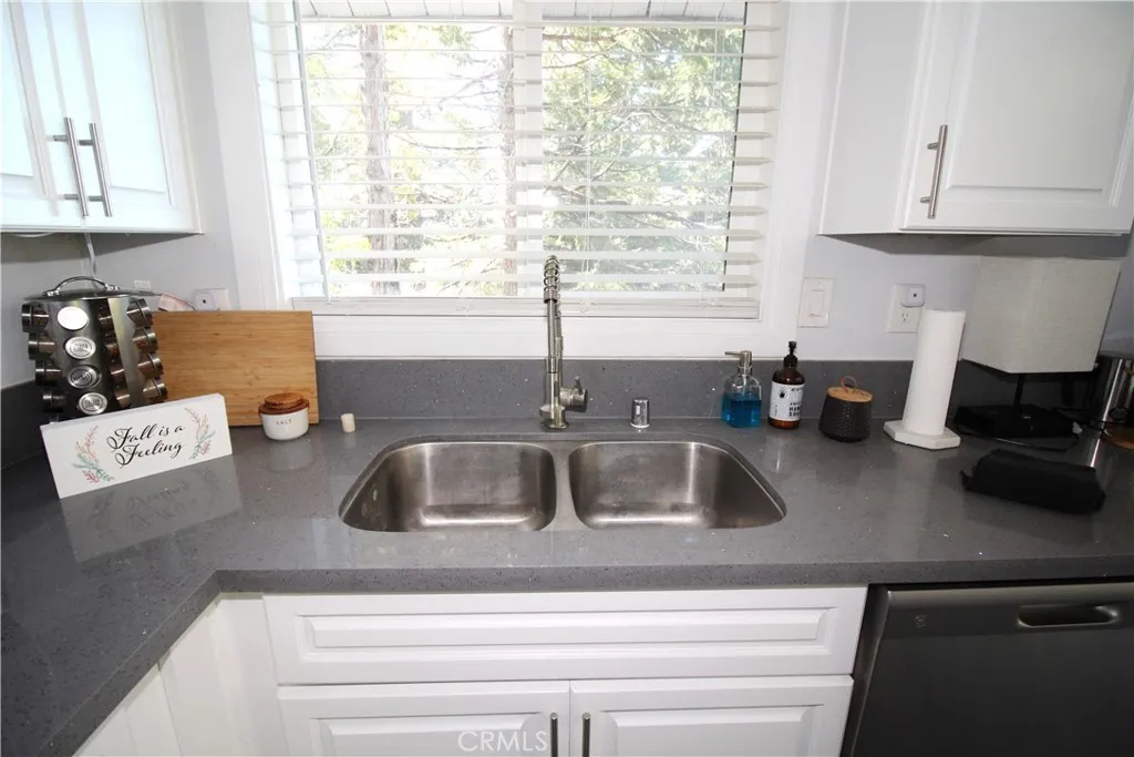 30904 Live Oak Drive, Running Springs, California 92382 home-pic-4