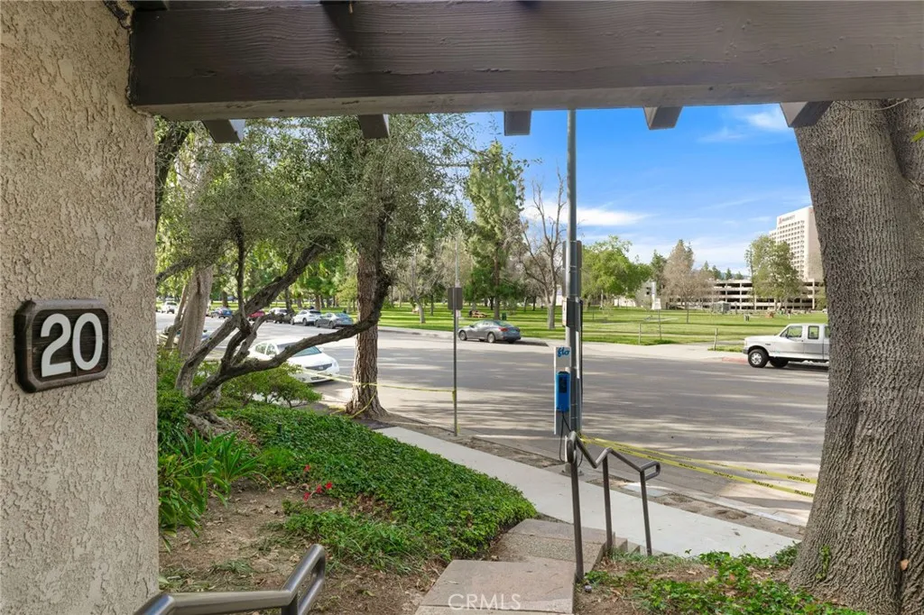 5757 Owensmouth Avenue 20, Woodland Hills, California 91367 home-pic-3